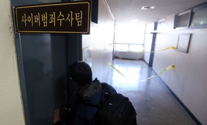 메인이미지  5 : 4일 서울 관악경찰서 사이버범죄수사팀에서 관계자들이 분주하게 움직이고 있다. 이 날 오전 8시45분께 서울 관악경찰서 3층 사이버수사팀 복도 앞에서 전모씨가 해당 팀 박모 경사에게 염산으로 추정되는 액체를 뿌렸다.