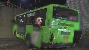 난간 뚫고 버스 추락&hellip;차량 덮치는 순간 '포착'