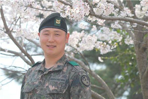교통사고자 구하고 소지품까지 챙겨주는 '수송소대장'