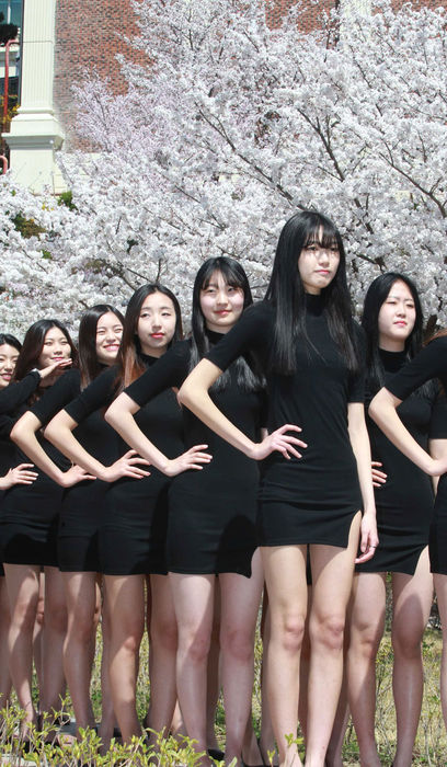 메인이미지  1 : 5일 오후 대전 유성구 대덕대학에서 이 학교 모델학과 학생들이 벚나무 아래에서 야외 수업을 하며 포즈를 취하고 있다.