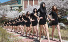 섬네일이미지  2:5일 오후 대전 유성구 대덕대학에서 이 학교 모델학과 학생들이 벚나무 아래에서 야외 수업을 하며 워킹을 하고 있다.