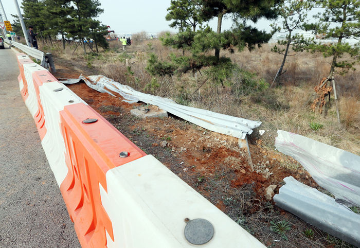 메인이미지  5 :  6일 오전 인천시 중구 운서동 인천공항고속도로 신불IC 인근에서 통근버스가 끼어든 그랜저 차량을 피하려다가 옆으로 넘어지는 사고가 발생했다. 이 사고로 사망자는 없었지만 중상자 3명을 비롯해 버스승객 36명이 다쳤다. 사진은 사고 버스가 들이받은 가드레일 모습. (영종도=연합뉴스)