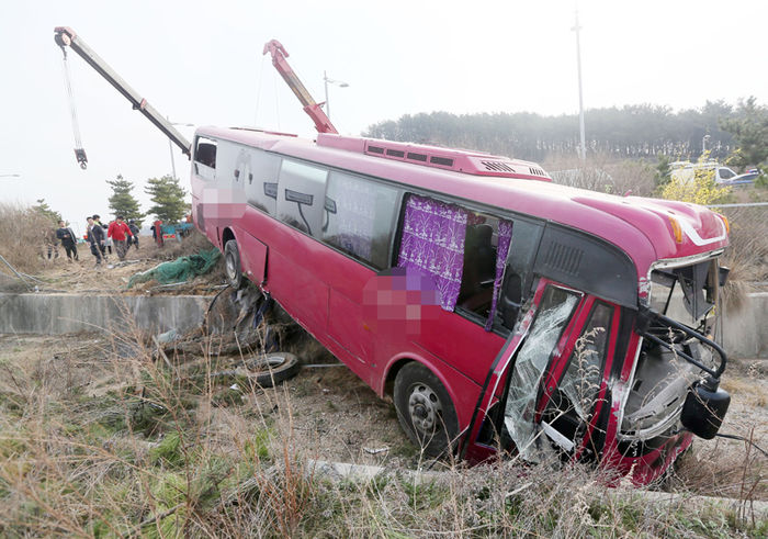 메인이미지  2 : 6일 오전 인천시 중구 운서동 인천공항고속도로 신불IC 인근에서 통근버스가 끼어든 그랜저 차량을 피하려다가 옆으로 넘어지는 사고가 발생했다. 이 사고로 사망자는 없었지만 중상자 3명을 비롯해 버스승객 36명이 다쳤다. 사진은 사고현장 모습. (영종도=연합뉴스)