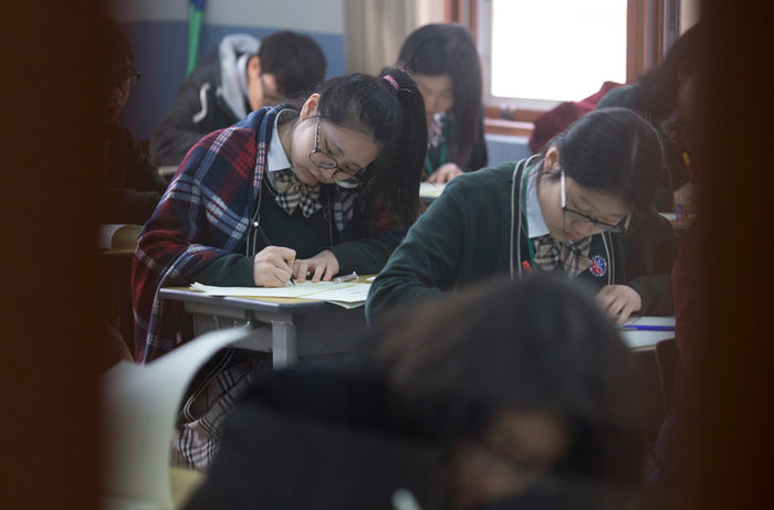 메인이미지  1 : 올해 두 번째 고교 전국연합학력평가가 치러진 6일 오전 서울 종로구 배화여자고등학교에서 학생들이 시험 준비를 하고 있다.