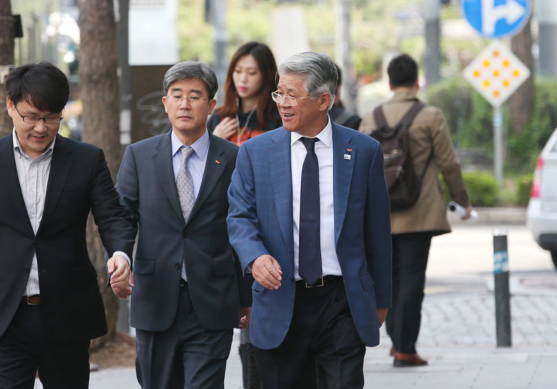 17년 만의 출근 '눈길' 