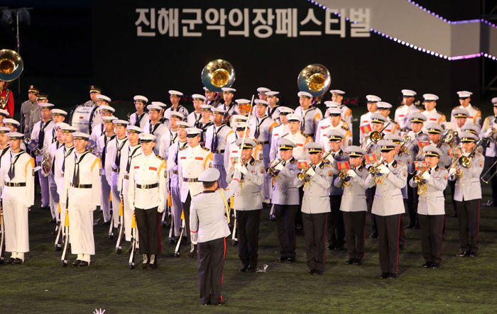 메인이미지  3 : 7일 오후 경남 창원시 진해구 공설운동장에서 열린 진해군악의장페스티벌에서 몽골 군악대가 개막식 입장을 위해 들어오고 있다. (연합뉴스)
