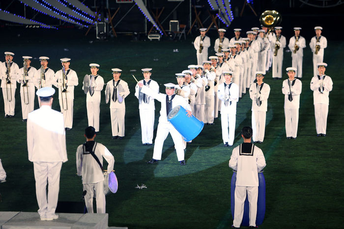메인이미지  1 : 7일 오후 경남 창원시 진해구 공설운동장에서 열린 진해군악의장페스티벌에서 해군 군악대가 공연하고 있다. (연합뉴스)