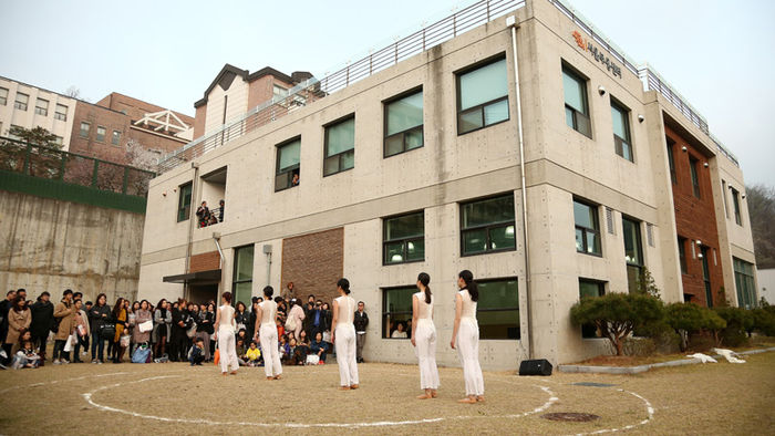 메인이미지  11 : 8일 오후 서울 서대문구 홍은동 서울무용센터에서 열린 재개관식에서 공연이 펼쳐지고 있다. 서울무용센터는 2011년 개관한 홍은예술창작센터를 6개월간 리모델링하여 재개관했다.
