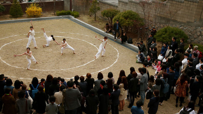 메인이미지  10 : 8일 오후 서울 서대문구 홍은동 서울무용센터에서 열린 재개관식에서 공연이 펼쳐지고 있다. 서울무용센터는 2011년 개관한 홍은예술창작센터를 6개월간 리모델링하여 재개관했다.