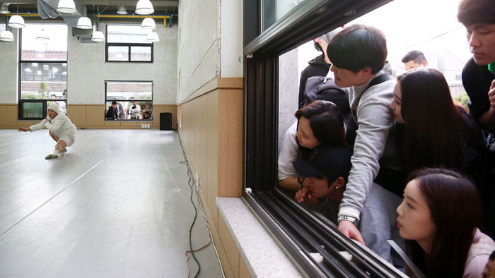 메인이미지  7 : 8일 오후 서울 서대문구 홍은동 서울무용센터에서 열린 재개관식에서 공연이 펼쳐지고 있다. 서울무용센터는 2011년 개관한 홍은예술창작센터를 6개월간 리모델링하여 재개관했다.