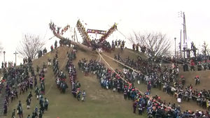 수백 명 나무에 올라탄 채&hellip;난폭한 축제에 日 열광