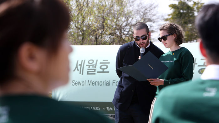 메인이미지  3 : 9일 오후 전남 진도군 임회면 무궁화동산에서 열린 세월호 기억의 숲 완공식을 찾은 배우 오드리 헵번의 손녀딸 엠마 캐슬린 페러, 손자 아돈 호퍼 페러가 추모글을 낭독하고 있다.