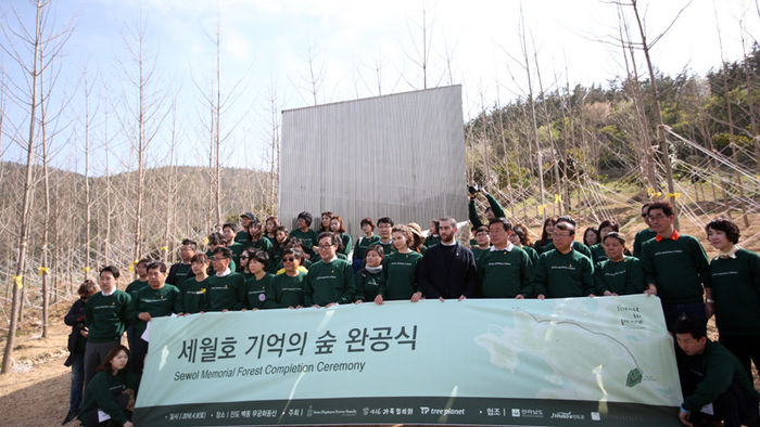 메인이미지  9 : 9일 오후 전남 진도군 임회면 무궁화동산에서 열린 세월호 기억의 숲 완공식을 찾은 이낙연 전남지사, 배우 오드리 헵번의 손녀딸 엠마 캐슬린 페러, 손자 아돈 호퍼 페러 등이 기억의 벽 앞에서 세월호 가족들과 기념촬영하고 있다.