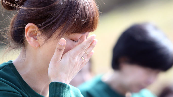 메인이미지  8 : 9일 오후 전남 진도군 임회면 무궁화동산에서 열린 세월호 기억의 숲 완공식을 찾은 세월호 가족이 눈물을 훔치고 있다.