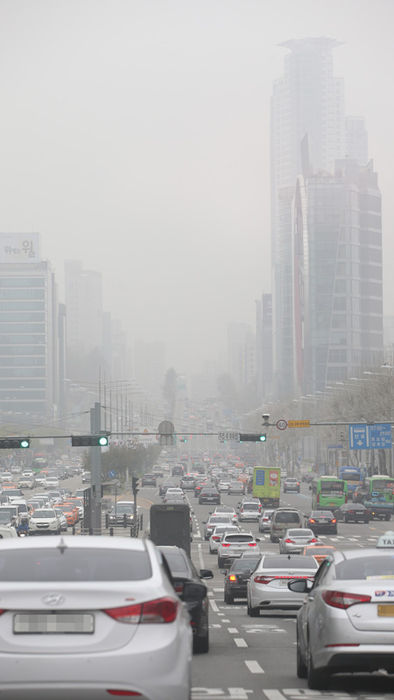 메인이미지  2 : 서울지역 미세먼지 농도가 '나쁨' 수준을 보인 9일 서울 강남구 영동대로가 온통 희뿌연 모습을 보이고 있다.