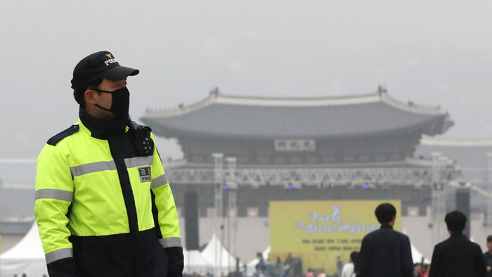 메인이미지  5 : 서울시가 9일 오후 3시를 기해 미세먼지(PM-10) 주의보를 발령했다. 이날 오후 서울 광화문광장에서 경찰이 마스크를 쓰고 근무를 서고 있다.