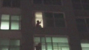 아파트서 울부짖은 60대 여성&hellip;한밤의 투신 소동