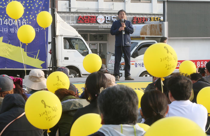 메인이미지  3 : 세월호 참사 2주년을 기억하기 위한 추모대회가 9일 오후 전북 전주시 완산구 풍남문 광장에서 열린 가운데 세월호 유가족인 '다영이 아빠'가 발언하고 있다. 
