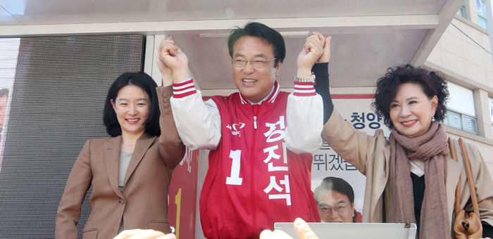 메인이미지  6 : 충남 공주에 출마한 정진석 새누리당 후보가 11일 공주 산성시장 앞에서 배우 이영애, 원로 영화배우 문희씨와 함께 인사하며 지지를 호소하고 있다. (공주=연합뉴스)