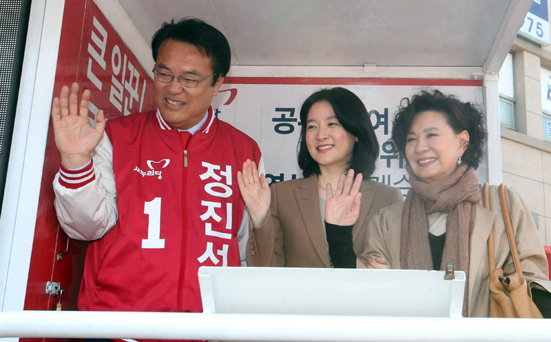 새누리 정진석 후보의 유세를 지원하는 배우 이영애와 원로배우 문희