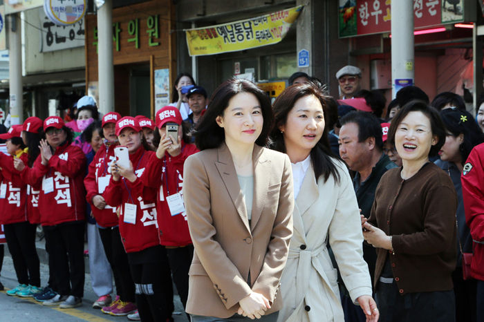 메인이미지  3 : 배우 이영애가 11일 충남 공주를 찾아서 이 지역 국회의원 선거에 출마한 정진석 새누리당 후보의 유세현장을 찾아 시민들에게 인사하고 있다. (공주=연합뉴스)