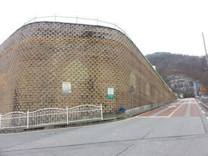 '무너질까 조마조마'&hellip;9ｍ 높이 초등학교 옹벽 안전 최하 등급