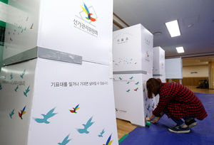 미용실&middot;식당&middot;세차장&middot;화랑&hellip;눈길 끄는 투표소