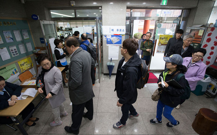 메인이미지  4 : 13일 오전 서울 은평구 구산동 제1투표소에서 시민들이 제20대 국회의원 총선거 투표를 하기 위해 줄을 서 있다. (서울=연합뉴스)
