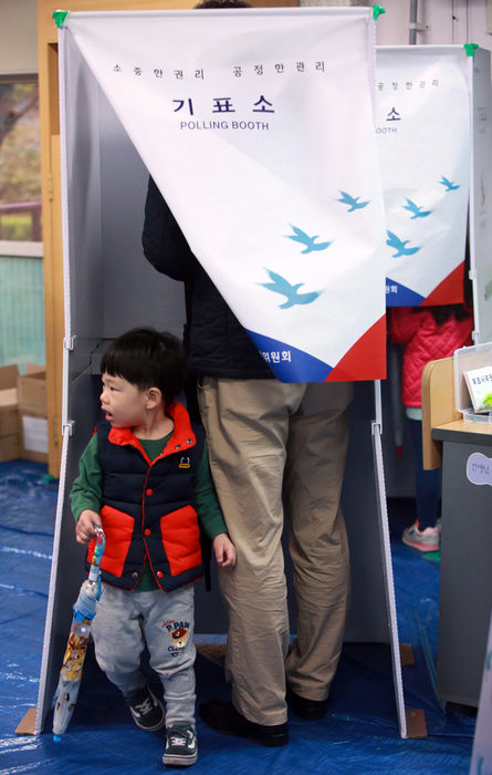 메인이미지  6 : 13일 서울 강서구 염동초등학교에 마련된 염창동제3투표소에서 한 어린이가 투표 중인 부모를 기다리고 있다. (서울=연합뉴스)