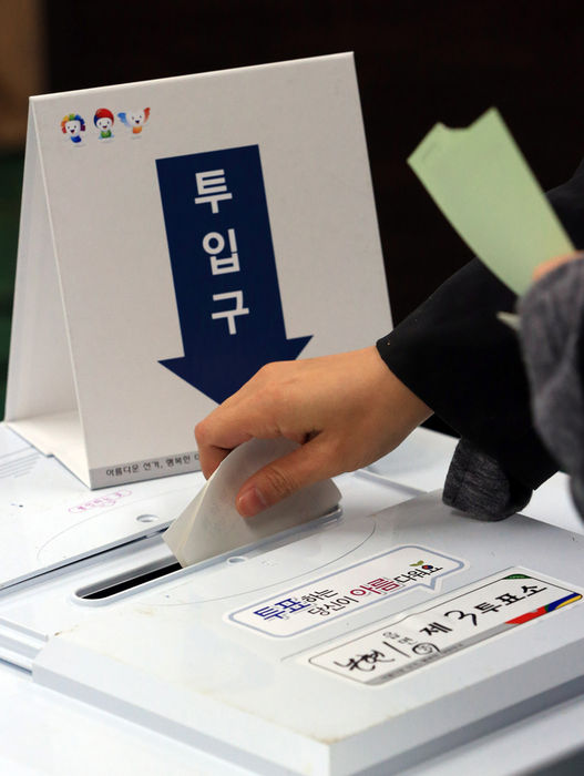 메인이미지  7 : 13일 오전 서울 강남구 논현1동 제3투표소에서 유권자들이 제20대 국회의원 총선거 투표를 하고 있다. (서울=연합뉴스)