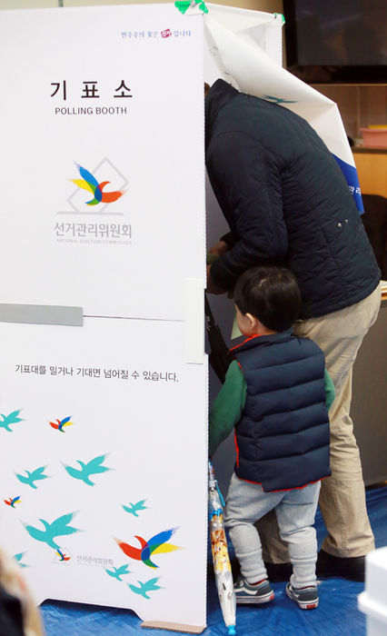 메인이미지  5 : 13일 서울 강서구 염동초등학교에 마련된 염창동제3투표소에서 한 어린이가 투표 중인 부모를 기다리고 있다. (서울=연합뉴스)