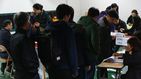 섬네일이미지  3:제20대 국회의원선거 투표일인 13일 오전 서울 관악구 대학 제1투표소에서 유권자들이 투표를 위해 선거인명부를 확인을 하고 있다. (서울=연합뉴스)