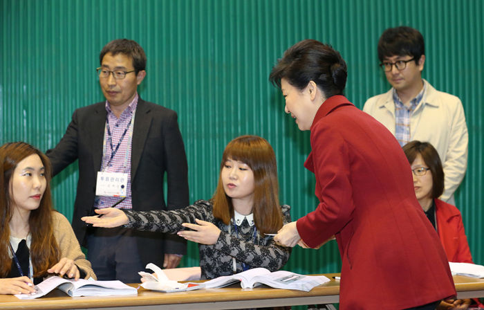 메인이미지  2 : 박근혜 대통령이 13일 오전 서울 종로구 청운효자동 제1투표소에서 제20대 국회의원 총선거 투표를 하기 전 선관위 관계자에게 신원을 확인하고 있다. (서울=연합뉴스)