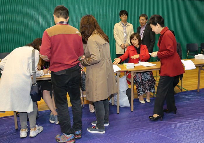 메인이미지  1 : 박근혜 대통령이 13일 오전 서울 종로구 청운효자동 제1투표소에서 제20대 국회의원 총선거 투표를 하기 전 선관위 관계자에게 신원을 확인하고 있다. (서울=연합뉴스)