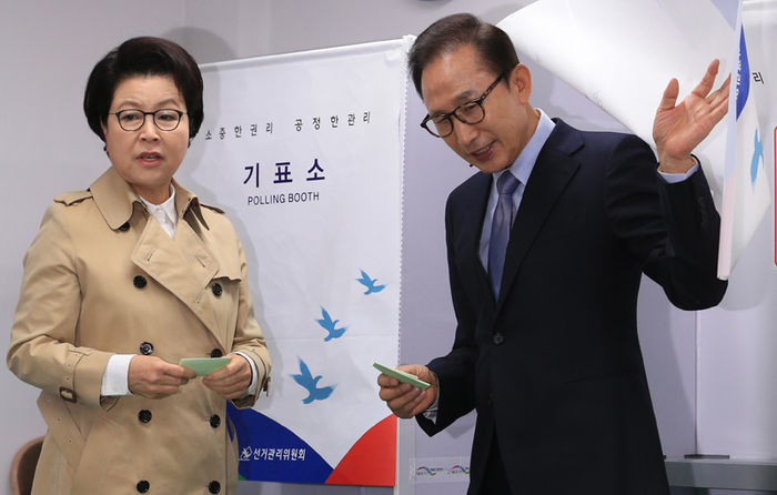 메인이미지  9 : 이명박 전 대통령 내외가 13일 오전 서울 강남구 논현1동 제3투표소에서 제20대 국회의원 총선거 투표를 하며 기표 후 투표함으로 향하고 있다. (서울=연합뉴스)