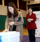 섬네일이미지  5:박근혜 대통령이 13일 오전 서울 종로구 청운효자동 제1투표소에서 제20대 국회의원 총선거 투표를 하기 위해 기다리고 있다. (서울=연합뉴스)