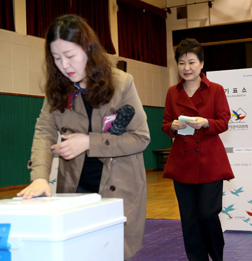 메인이미지  5 : 박근혜 대통령이 13일 오전 서울 종로구 청운효자동 제1투표소에서 제20대 국회의원 총선거 투표를 하기 위해 기다리고 있다. (서울=연합뉴스)