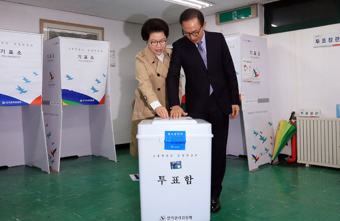 메인이미지  11 : 이명박 전 대통령 내외가 13일 오전 서울 강남구 논현1동 제3투표소에서 제20대 국회의원 총선거 투표를 하고 있다. (서울=연합뉴스)