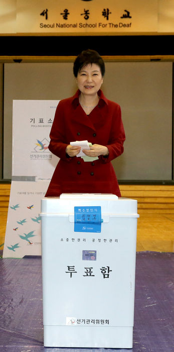 메인이미지  7 : 박근혜 대통령이 13일 오전 서울 종로구 청운효자동 제1투표소에서 제20대 국회의원 총선거 투표를 하고 있다. (서울=연합뉴스)