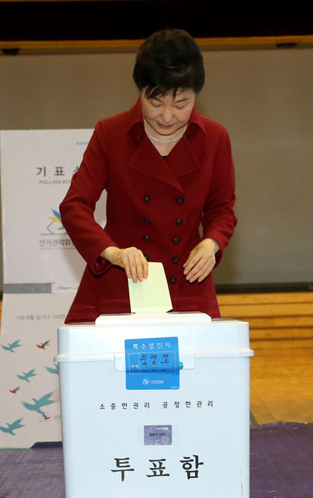 메인이미지  6 : 박근혜 대통령이 13일 오전 서울 종로구 청운효자동 제1투표소에서 제20대 국회의원 총선거 투표를 하고 있다. (서울=연합뉴스)