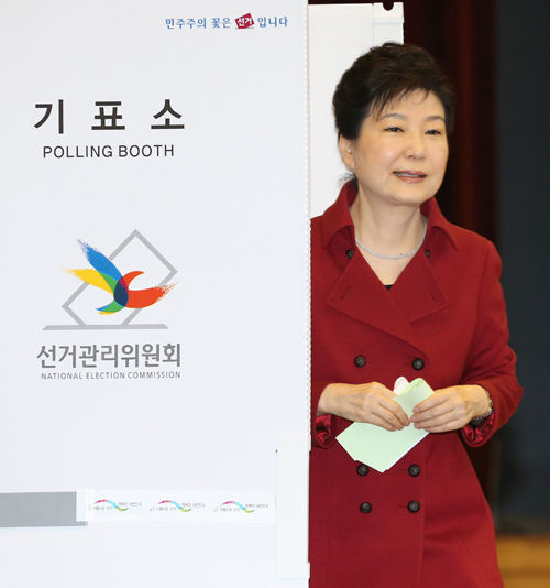 메인이미지  4 : 박근혜 대통령이 13일 오전 서울 종로구 청운효자동 제1투표소에서 제20대 국회의원 총선거 투표를 하기 위해 기표소에서 기표한 뒤 투표함으로 향하고 있다. (서울=연합뉴스)