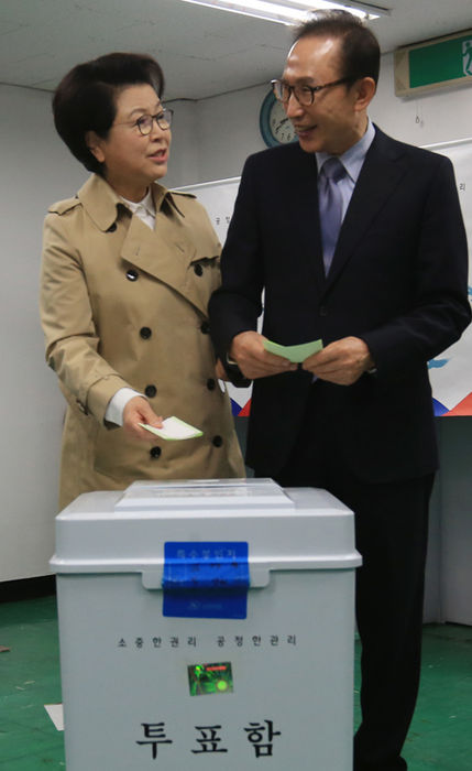 메인이미지  10 : 이명박 전 대통령 내외가 13일 오전 서울 강남구 논현1동 제3투표소에서 제20대 국회의원 총선거 투표를 하며 밝게 웃고 있다. (서울=연합뉴스)
