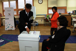 [핫포토] '부친상에도 투표하러 왔습니다'&hellip;소중한 한 표 행사