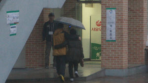 [현장 포토] '미래를 위해'&hellip;투표하러 가는 다정한 부부