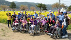 섬네일이미지  2:해군 1함대 장병들이 14일 동해시 동해요양원에 있는 거동이 불편한 할아버지&middot;할머니를 모시고 삼척의 맹방 유채꽃 축제로 소풍을 나왔다. (사진=해군1함대)