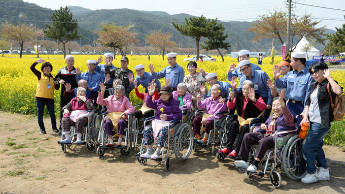 메인이미지  2 : 해군 1함대 장병들이 14일 동해시 동해요양원에 있는 거동이 불편한 할아버지&middot;할머니를 모시고 삼척의 맹방 유채꽃 축제로 소풍을 나왔다. (사진=해군1함대)