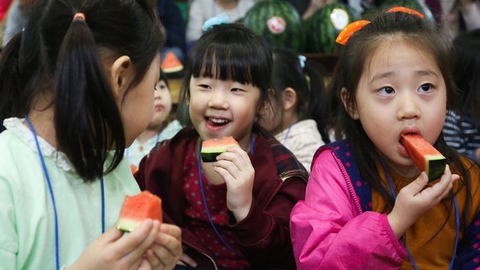 메인이미지  4 : 14일 오후 서울 서초구 양재동 농협하나로마트 양재점에서 열린 '꼭지짧은 수박 대고객 홍보 행사'에서 어린이들이 꼭지짧은 수박을 맛보고 있다. 
