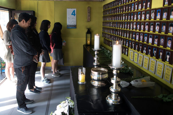 메인이미지  5 : 4.16세월호 참사 2주기를 하루 앞둔 15일 오후 서울 광화문 광장 세월호 분향소에서 시민들이 헌화 후 묵념을 하고 있다.