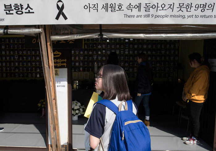 메인이미지  2 : 4.16세월호 참사 2주기를 하루 앞둔 15일 오후 서울 광화문 광장 세월호 분향소에서 한 학생이 분향소 앞에 서 있다.