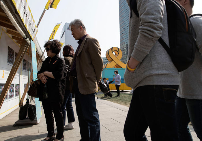 메인이미지  3 : 4.16세월호 참사 2주기를 하루 앞둔 15일 오후 시민들이 서울 광화문 광장 세월호 추모관 앞에 서 있다.